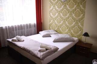 Мотели Motel Pod Kominkiem Торунь Двухместный номер с 1 кроватью или 2 отдельными кроватями-20